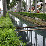 Kanaal in de polder Kelapa Gading in Jakarta, Indonesië