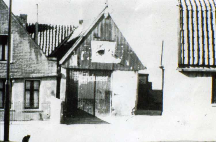 De eerste brandweerkazerne. Op de zolder werd vergaderd; collectie museum Het Oude Raadhuis te Urk.