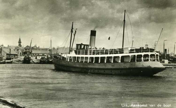 Aankomst van de boot in de haven van Urk; collectie museum Het Oude Raadhuis te Urk.