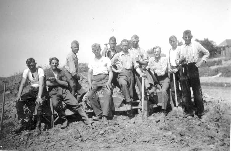 Juni 1941. Werken in en bij de droogvallende Noordoostpolder. Het afgraven van een stukje oude zeedijk bij Kuinre ten behoeve van een te bouwen werkkamp. V.l.n.r. Jan Aarnink, Gerrit Prins, Nijland (?), Hendrik Grootentraast, Hendrik Jan. Linthorst, Gerha