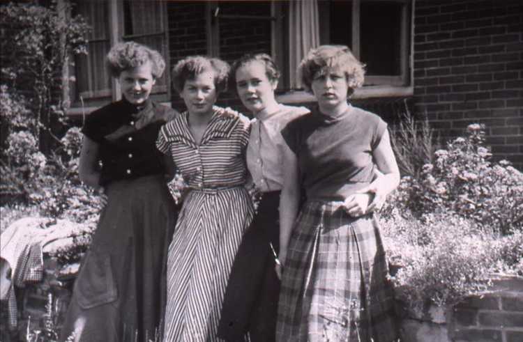 V.l.n.r. Grietje van Urk, Marie Woort, Grietje Post en Fem van den Berg