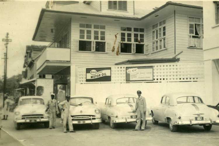 De Esso-garage in Moengo 