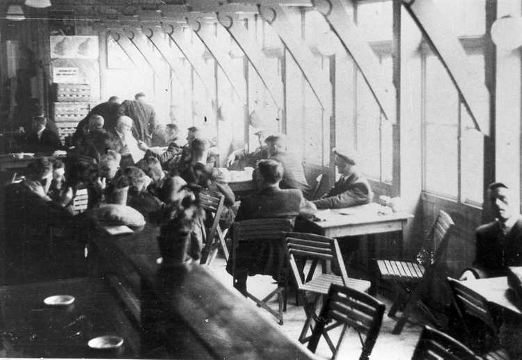 De kantine in het kamp Marknesse, waar ook kerkdiensten werden gehouden, datering onbekend (Fotocollectie Batavialand; R. Winter).