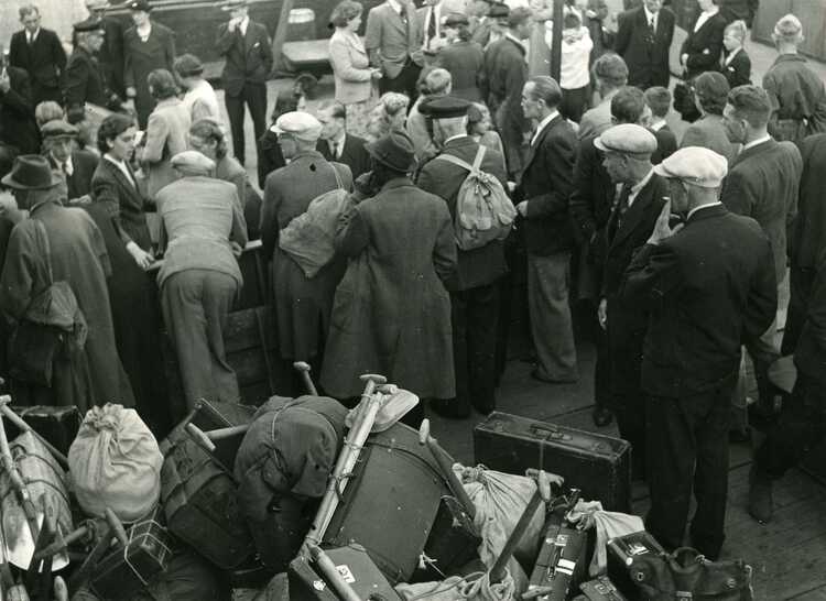 De bagage ligt al opgestapeld (fotocollectie Nieuw Land; DW, H. Nieuwenhuis)