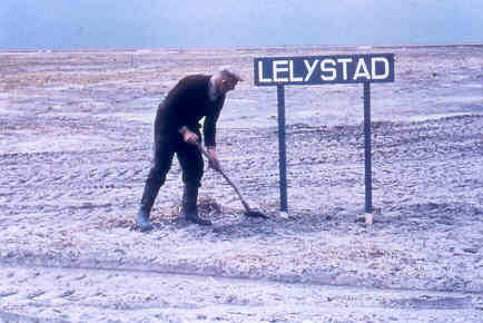 Plaatsing van een bord met het opschrift 'Lelystad' om de plek aan te geven waar de polderhoofdstad zal verrijzen, 1966/1967