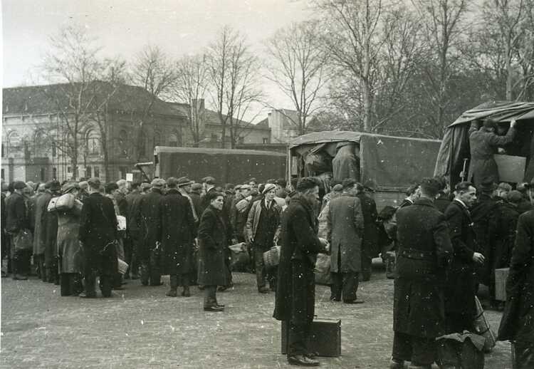 Arbeiders stappen in voor het vervoer naar de arbeiderskampen, Zwolle, 1947