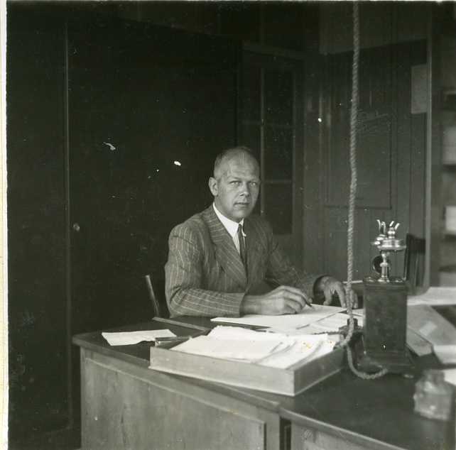 De vader van Dirk Kuik aan het werk op de afdeling Kostprijsberekeningen, 1946