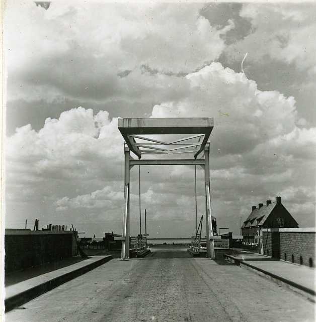 De brug bij Vollenhove over het Vollenhoverkanaal, 1948