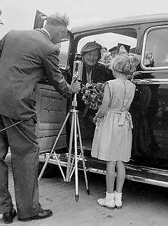 Grietje de Jong overhandigt bloemen aan Koningin Juliana, 13 juli 1951