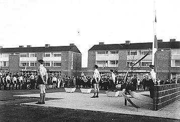 Dodenherdenking bij het vliegersmonumentte Dronten, 1967 (Fotocollectie  RIJP; J. Potuyt). 