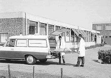 Ambulance bij het Medisch Centrum te Dronten, 1970 (Fotocollectie RIJP; J. Potuyt). 