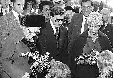 Bezoek van H.M. Koningin Juliana met Koning Carl Gustaaf XVI en Koningin Silvia van Zweden. V.l.n.r.: H.M. Koningin Juliana, drs. T.E. Westerterp (Min. V&W), J.C.J. Lammers (Landdrost Z.IJ.P.) en Koningin Silvia.