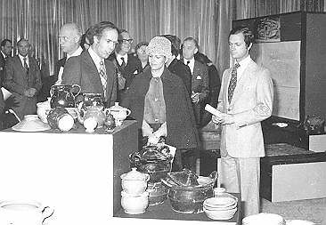 Bezoek van H.M. Koningin Juliana met Koning Carl Gustaaf XVI en Koningin Silvia van Zweden. Het bezichtigen van het Museum voor Scheepsarcheologie te Ketelhaven. V.l.n.r. drs. H.R. Reinders (archeoloog R.IJ.P.) Koningin Silvia en Koning Carl Gustaaf.