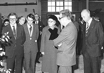 Bezoek van H.M. Koningin Juliana met Koning Carl Gustaaf XVI en Koningin Silvia van Zweden. Het bezichtigen van het Museum voor Scheepsarcheologie te Ketelhaven. Van links naar rechts: drs. T.E. Westerterp (minister van Verkeer en Waterstaat), mr. E.P. va