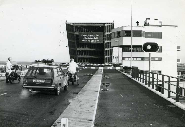 Openstelling voor het verkeer van de Houtribdijk (Enkhuizen-Lelystad) door Z.K.H. Prins Claus. Aankomst bij de Houtribsluizen te Lelystad, 14 december 1976