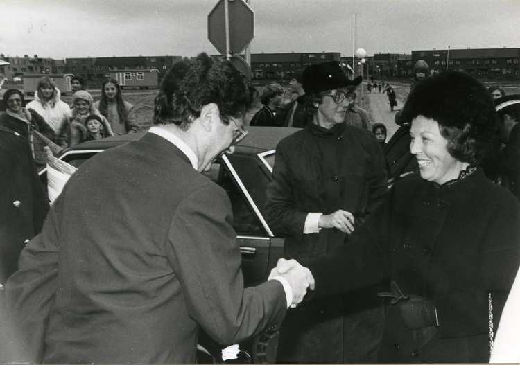 Drs. E. van Thijn, Minister van Binnenlandse Zaken, verwelkomt de Koningin in Almere  (Fotocollectie RIJP; Potuyt). 