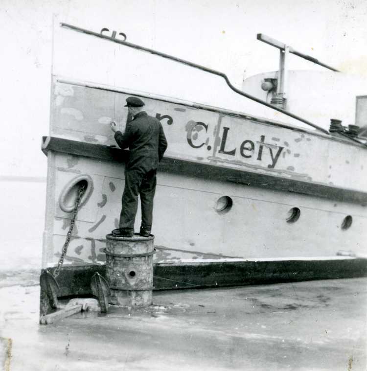 De Lely ingevroren. De naam 'winterschilder' was nog niet uitgevonden. Het anker ligt op het ijs, winter 1954/1955