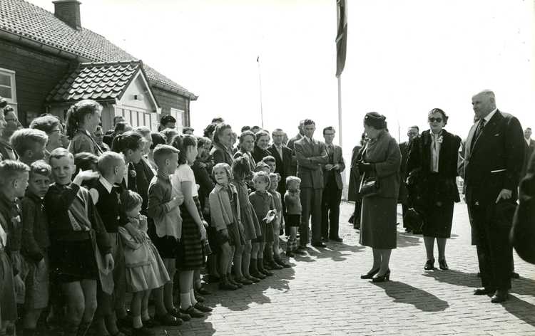 Koningin Juliana op werkbezoek. Voor het kantoor van Zuiderzeewerken. Alle bewoners zijn aanwezig, 26 april 1956