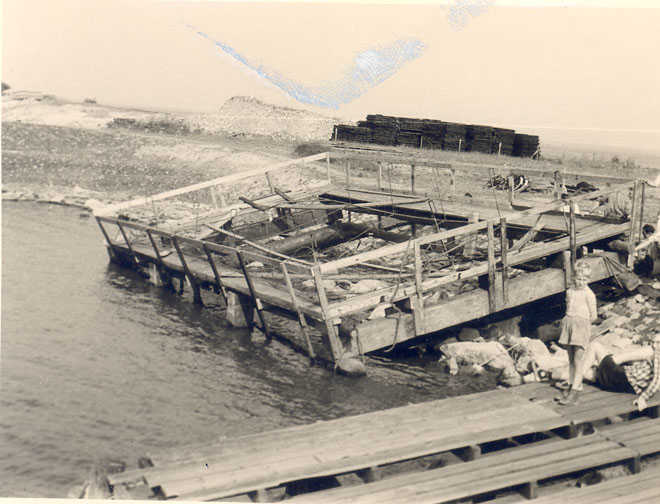 Het geïmproviseerde zwembadje op Werkeiland Lelystad, 1957 