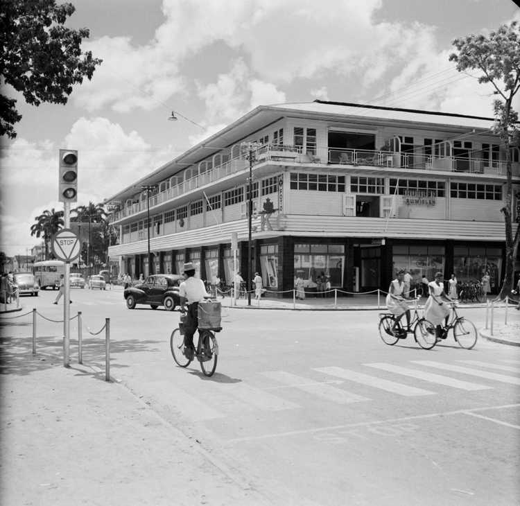 Winkelpand in Paramaribo - Nationaal Archief, Den Haag, Rijksfotoarchief: Fotocollectie Van de Poll, nummer toegang 2.24.14.02, bestanddeelnummer 252-4943, licentie CC-BY-SA