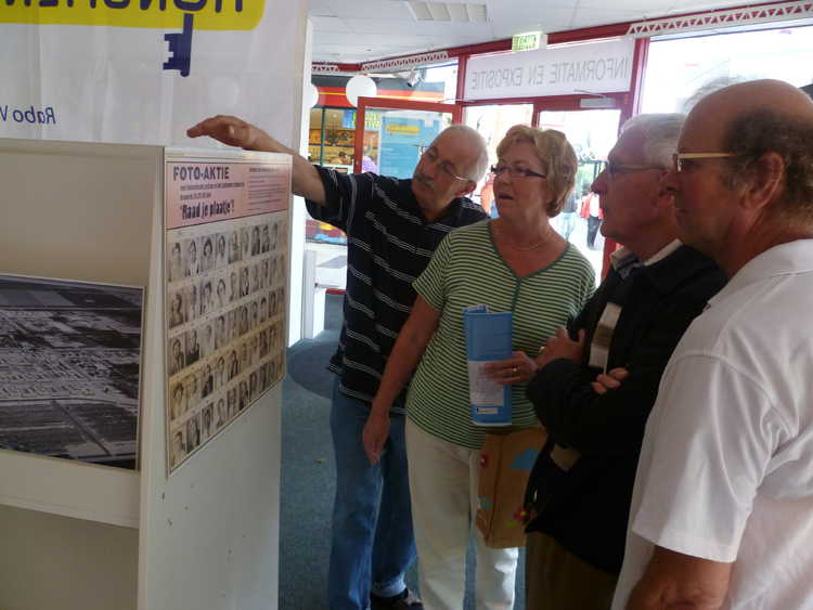 Gezellige drukte en bovenkomende herinneringen tijdens Open Monumentendag in het Lelycentre, 10 september 2011 (foto Nieuw Land)