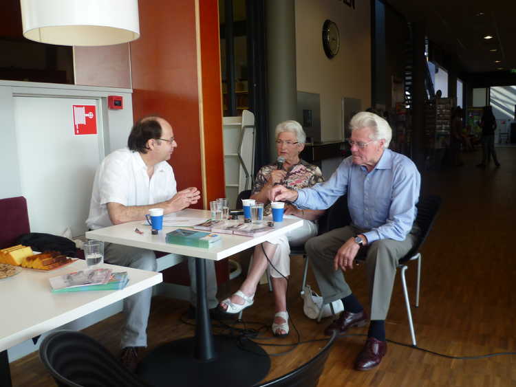 Onderzoeker Henk Pruntel interviewt Lies Gielen en Johan Vos in de bibliotheek van Dronten, 1 oktober 2011 