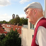 Rocus van de Griend op zijn balkon, met zicht over Emmeloord, 22 april 2011