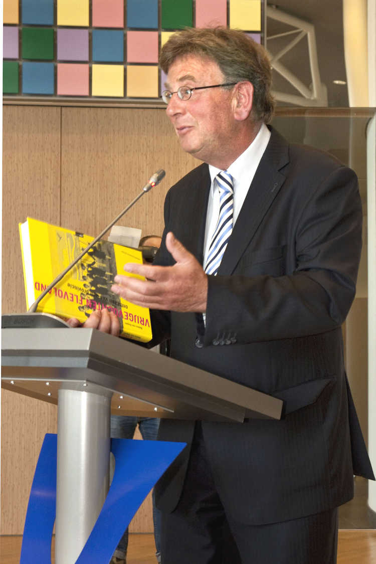 Prof. drs. Jacques Wallage, die de Lely-lezing verzorgde, neemt 'Vrijgevochten Flevoland' in ontvangst, 27 oktober 2011 (foto Nieuw Land)