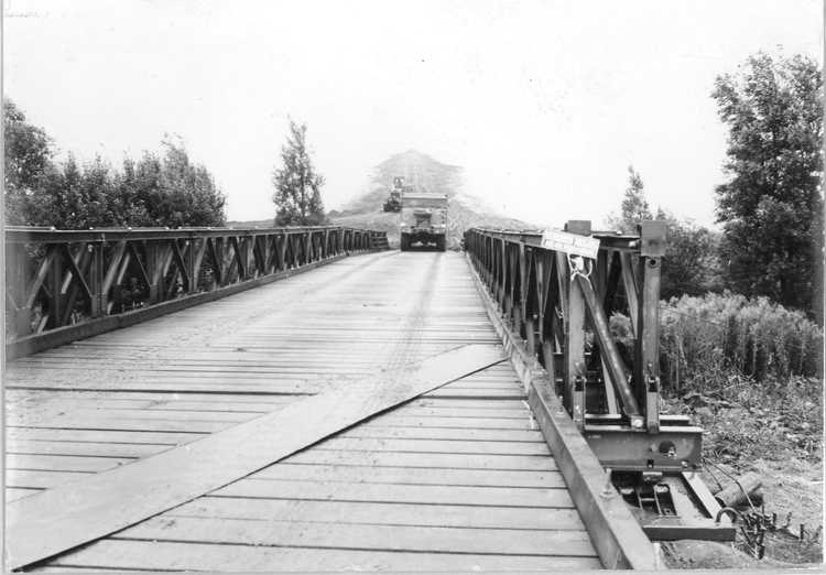 brug en zanddam naar het wrak van de B 24