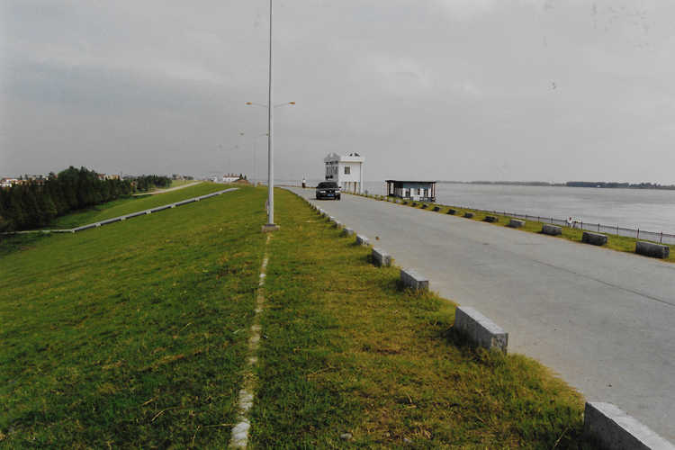 dijk langs de Yangtze rivier bovenstrooms van Wuhan