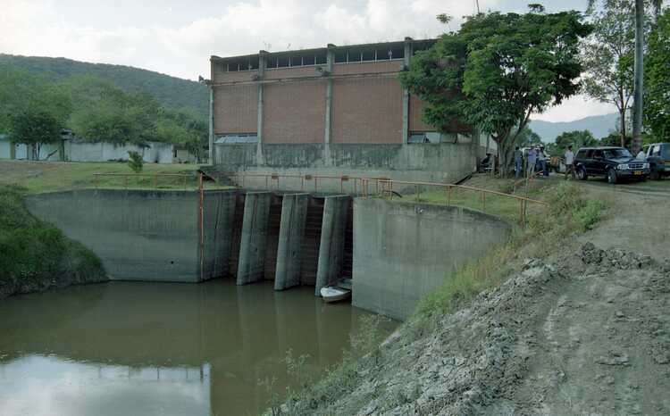 Inlet pumping station for irrigation water