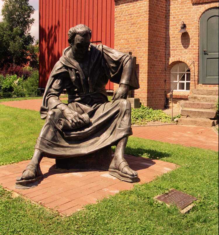 Statue of priest Heinricus in Steinkirchen, 