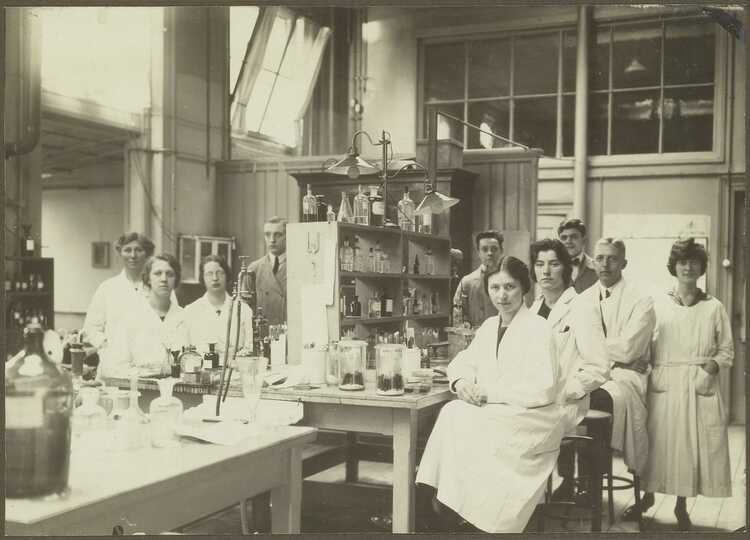 GGD Amsterdam in circa 1920 met Isebree Moens uiterst links