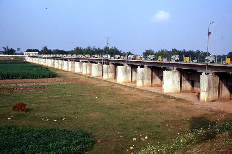 Day rivier dam west of Hanoi