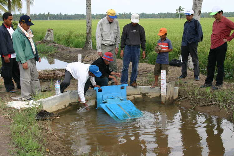 Installing a flap gate at the connection of a tertiary canal and a secondary canal.