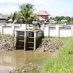 Flap gates weir at the connection of a secondary canal and a primary canal