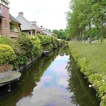 Woningen langs een waterloop in de Lisserpoelpolder